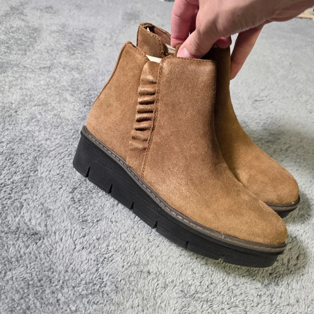 Clarks Womens 7N Airabell Vibe Ankle Boot Dark Khaki Suede Ruffle Wedge Platform
